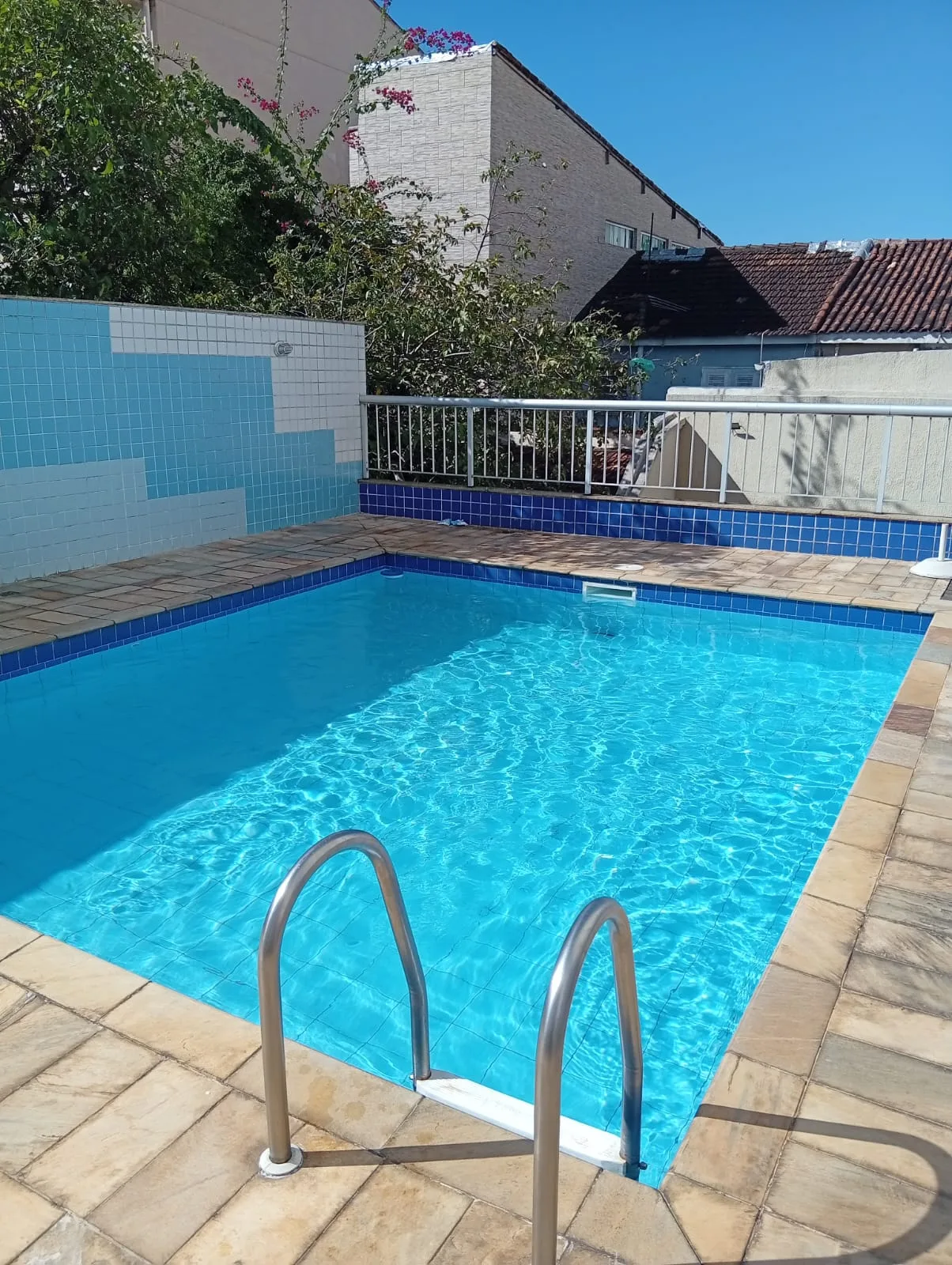 Piscina cristalina mantida pela Azul Cristal Piscinas