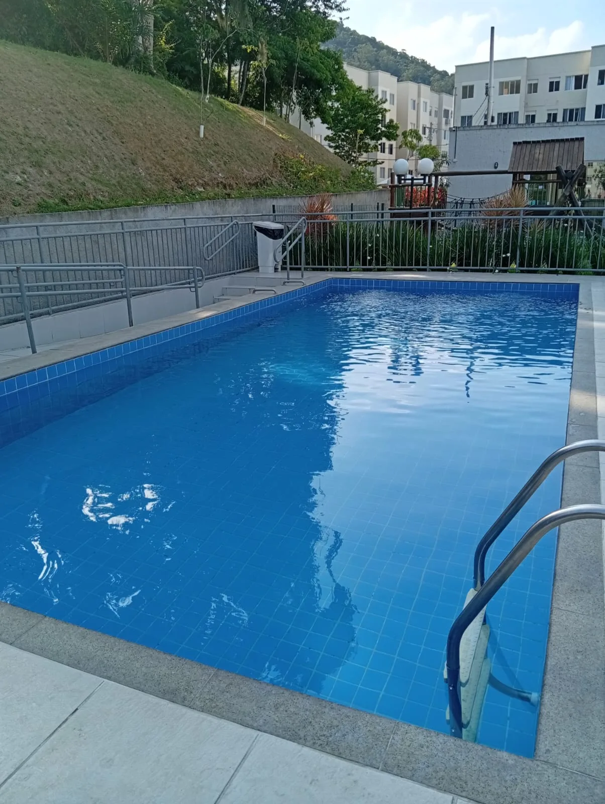 Guardião de piscina em serviço
